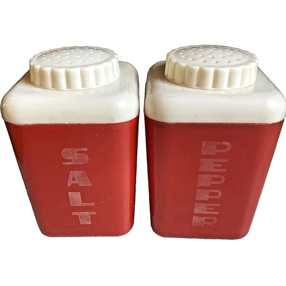 Vintage 1940's Red & White Plastic Salt & Pepper Shakers LUSTRO WARE Kitchen Set - Picture 1 of 9